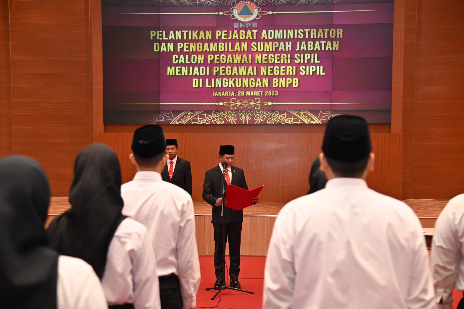 Kepala BNPB Letjen TNI Suharyanto membacakan sumpah jabatan kepada para Pejabat Administrator dan CPNS di Lingkungan BNPB yang dihelat di Graha BNPB, Jakarta pada Rabu (29/3)